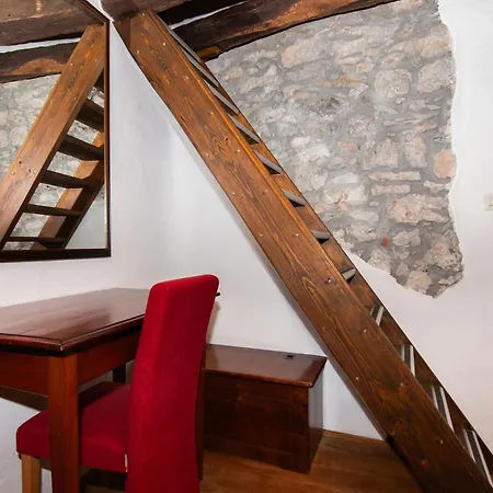 Valentinus 1800 Farm stay Sezana