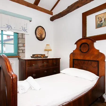 Valentinus 1800 Farm stay Sezana