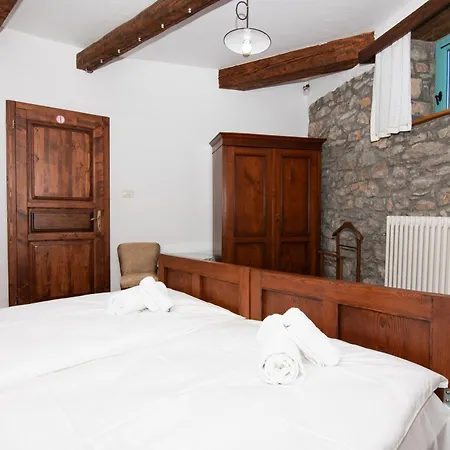 Valentinus 1800 Farm stay Sezana